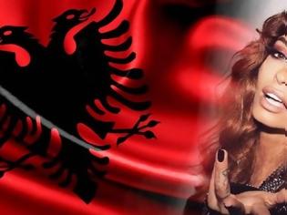 Φωτογραφία για Πρόκληση χωρίς προηγούμενο από τη Φουρέιρα: Δείτε τη να σχηματίζει με τα χέρια της τον αλβανικό αετό... [photo]