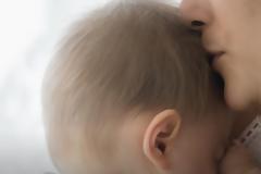 Μια γυναίκα γίνεται μητέρα στα 44 της και έχει σπουδαία πράγματα να πει