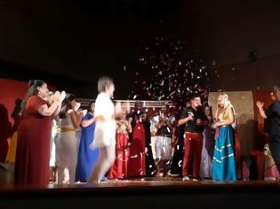 Φωτογραφία για Συγκινητικό βίντεο από την πρόταση γάμου επί σκηνής στα Χανιά - Δεν το πίστευε η μέλλουσα νύφη