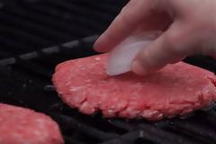 Τι θα συμβεί αν βάλεις ένα παγάκι πάνω στο μπιφτέκι [video]