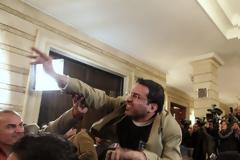 Μουζαντέρ αλ Ζάιντι: Ο δημοσιογράφος που πέταξε τ0 παπούτσι του στον Μπους πάει για βουλευτής