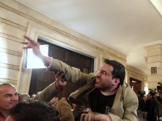 Φωτογραφία για Μουζαντέρ αλ Ζάιντι: Ο δημοσιογράφος που πέταξε τ0 παπούτσι του στον Μπους πάει για βουλευτής