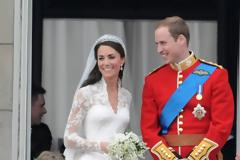 Στο «σφυρί» κομμάτια από τις γαμήλιες τούρτες βασιλικών γάμων της Βρετανίας