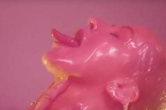 Αποκαλυπτικό βίντεο: Η Κριστίνα Αγκιλέρα ολόγυμνη και βρώμικη προκαλεί με τη γλώσσα της όσο ποτέ