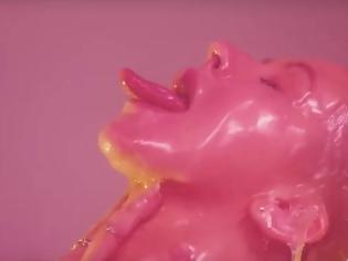 Φωτογραφία για Αποκαλυπτικό βίντεο: Η Κριστίνα Αγκιλέρα ολόγυμνη και βρώμικη προκαλεί με τη γλώσσα της όσο ποτέ