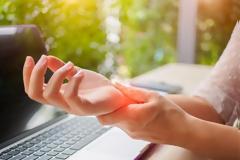 Χέρια και πόδια που μουδιάζουν: Οι 7 πιθανές αιτίες