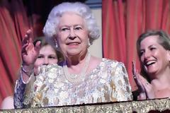 Το «χειροποίητο» δώρο της βασίλισσας στην Κέιτ Μίντλετον [photos]