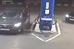 Πήγε σε βενζινάδικο με τσιγάρο και αρνήθηκε να το σβήσει. Δείτε τι του έκαναν...