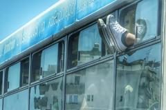 Δείτε το απίστευτο αυτοκόλλητο που έχει «κατακλύσει» τα λεωφορεία της Αθήνας