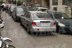 Απίστευτο: Kάθετος δρόμος στην Πατησίων κοντά στο Α.Τ Κυψέλης έγινε πάρκινγκ κατασχεμένων αυτοκινήτων