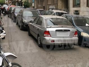 Φωτογραφία για Απίστευτο: Kάθετος δρόμος στην Πατησίων κοντά στο Α.Τ Κυψέλης έγινε πάρκινγκ κατασχεμένων αυτοκινήτων