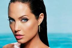 Κι όμως έτσι είναι η Angelina Jolie άβαφη [photo]