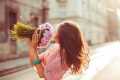 Γιατί οι άντρες προτιμούν τις μικρότερες γυναίκες