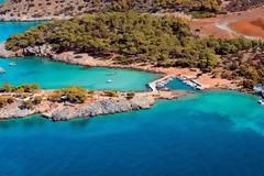 Όλα όσα πρέπει να γνωρίζεις για το πευκόφυτο τουριστικό νησί, που βρίσκεται μία ώρα από την Αθήνα! [photos]