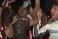 Τον πλάκωσε με το μικρόφωνο γιατί την...χούφτωσε!