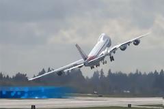 Παράτησαν για λίγο τον αγώνα για να δούν την...απογείωση!