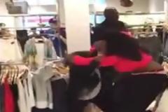 Το σουτιέν που κάνει θαύματα με το γυναικείο στήθος και κάνεις της γυναίκες να μαλλιοτράβιουνται στις ουρές των μεγάλων εμπορικών καταστημάτων(Βίντεο)