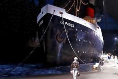 All aboard: Ένα πραγματικό κρουαζιερόπλοιο στο runway της Chanel για το Cruise Show 2019