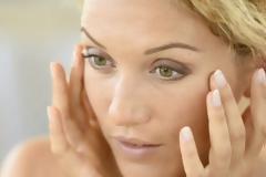 Τι μάσκα προσώπου να πάρω, πόση ώρα να την αφήσω, μπορώ να τις συνδυάσω;