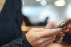 Προσοχή! Η παρατεταμένη έκθεση σε οθόνες κινητών - υπολογιστών μπορεί να οδηγήσει σε τύφλωση