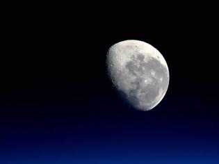 Φωτογραφία για H «δύση» της Σελήνης όπως φαίνεται από τον Διαστημικό Σταθμό ISS
