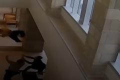 Βίντεο: Βουτιά στο κενό έκανε κρατούμενος έξω από αίθουσα δικαστηρίου