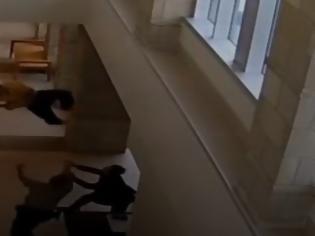 Φωτογραφία για Βίντεο: Βουτιά στο κενό έκανε κρατούμενος έξω από αίθουσα δικαστηρίου