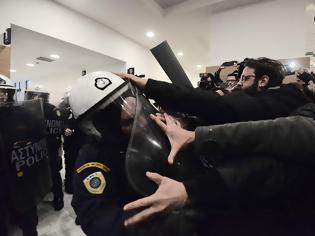 Φωτογραφία για Ονομαστική μήνυση της Κωνσταντοπούλου σε βάρος Αστυνομικών για τα επεισόδια στο Ειρηνοδικείο