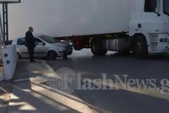 Απίστευτο τροχαίο - Αυτοκίνητο σφηνώθηκε σε νταλίκα στα Χανιά [photos+video]