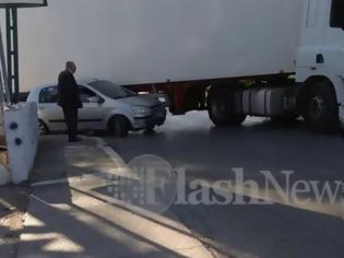 Φωτογραφία για Απίστευτο τροχαίο - Αυτοκίνητο σφηνώθηκε σε νταλίκα στα Χανιά [photos+video]