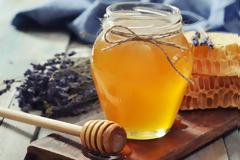 Μέλι: Δείτε 4 Σπιτικές Χρήσεις του που θα σας Λύσουν τα Χέρια