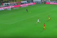 Τον είδε εκτός εστίας και τον...κρέμασε από μακριά!