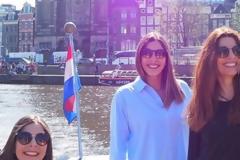 Η Τσαπανίδου και οι πανέμορφες κόρες της