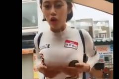 Έφτιαχνε το στήθος της και νόμιζε πως δεν τη βλέπει κανείς. Τώρα το ξέρει όλος ο πλανήτης