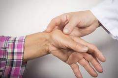 Τι μπορεί να επιδεινώσει τη ρευματοειδή αρθρίτιδα, σύμφωνα με τους ειδικούς;