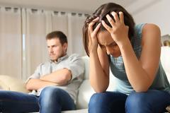 Δεν ξέρω τι να κάνω, είμαι απελπισμένη! Έκανα σ..ξ με τον κουμπάρο μου και εκείνος με απειλεί πως θα το πει στο άντρα μου