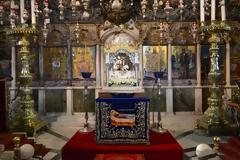 Η Παναγία εμφανίστηκε στον ναό της στην Τήνο και γιάτρεψε μία ψυχασθενή!