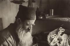 Η Παναγία δείχνει εργόχειρο σε μοναχό!