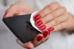 Τρία πράγματα του σπιτιού με τα οποία μπορούμε να καθαρίσουμε το κινητό