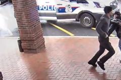 ΗΠΑ: Ηλικιωμένος με μπαστούνι σταματά καταδίωξη υπόπτου με τρικλοποδιά