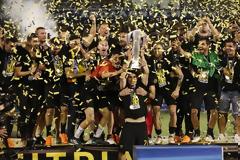 Η στέψη της πρωταθλήτριας - Η ΑΕΚ μετά από 24 χρόνια κατέκτησε το πρωτάθλημα Ελλάδας (ΦΩΤΟ & ΒΙΝΤΕΟ)