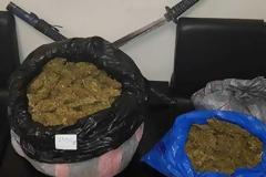 Τρία κιλά χασίς κι ένα σπαθί κατάνα στην κατοχή νεαρών στην Κρήτη (φωτό)