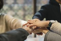 Γερμανία: Οι γιατροί δεν κάνουν χειραψίες για λόγους υγιεινής!