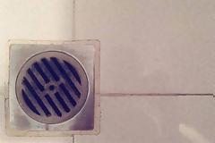 Το απόλυτο κόλπο! Έτσι θα ξεβουλώσετε τα σιφόνια του μπάνιου από τις τρίχες