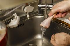 Γιατί δεν πρέπει να πλένετε το κοτόπουλο πριν το μαγειρέψετε