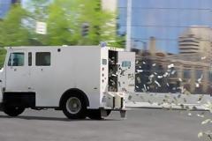 Φορτηγό χρηματαποστολής σκόρπισε 600.000 δολάρια στο δρόμο – Έπιασαν το Τζόκερ οι περαστικοί! [video]