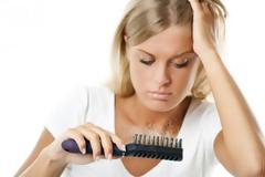 Για ποιο λόγο πέφτουν περισσότερα μαλλιά το καλοκαίρι