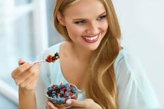 4 τροφές που κάθε γυναίκα θα πρέπει να τρώει καθημερινά