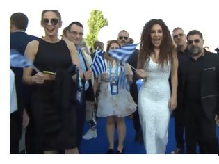 Φωτογραφία για Eurovision 2018: To Blue Carpet opening και η εντυπωσιακή εμφάνιση της Γιάννας Τερζή.