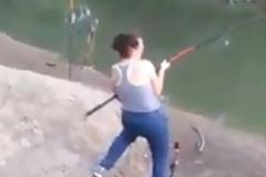 Πήγε για ψάρεμα.... Δεν μπορείτε να φανταστείτε όμως τι τέρας έβγαλε... [video]